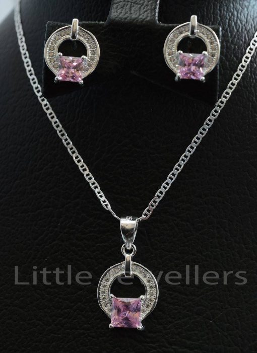 Express yourself with this lovely necklace set that has an exquisite pink bold color.