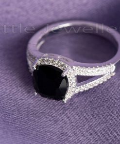An alluring & luxurious black stoned split shank silver engagement ring.