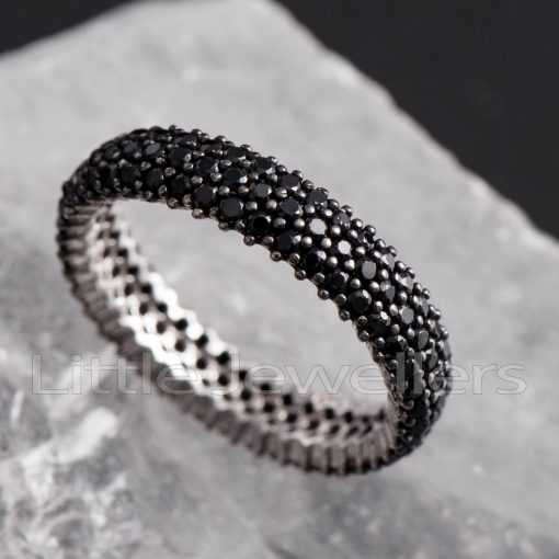 This sterling silver black ring is timeless and elegant, with a delicate three-row design that is ideal for everyday wear.