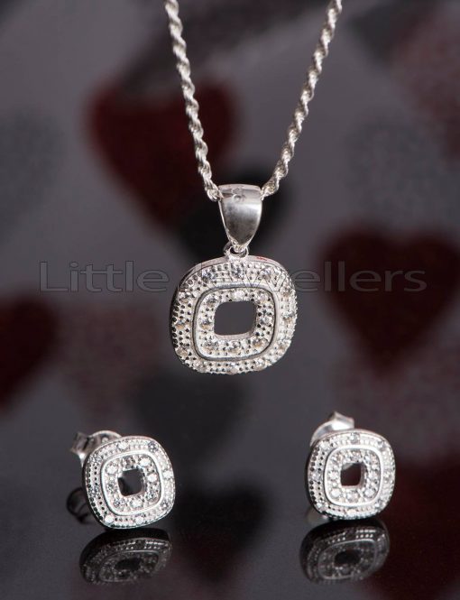 Simple in design yet elegant, this necklace set is a great classic gift to give
