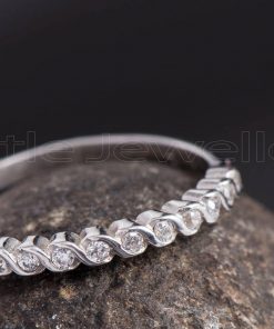 This  stylish  eternity ring design can be worn on its own or with other rings for a stacked look.