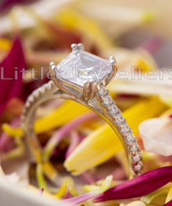 The luxurious glamour of this solitaire engagement ring is divine