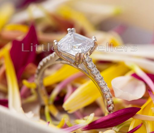 The luxurious glamour of this solitaire engagement ring is divine