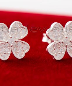 The heart-shaped petals of this gorgeous four-leaf clover stud earring give it a dazzling appearance.