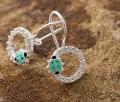  A cute pair of green ladybug earrings for children that feature a lever-back closure for secure and easy wear.