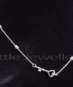 The delicate and adorable anklet is embellished with a small key charm and is lightweight and comfortable to wear.