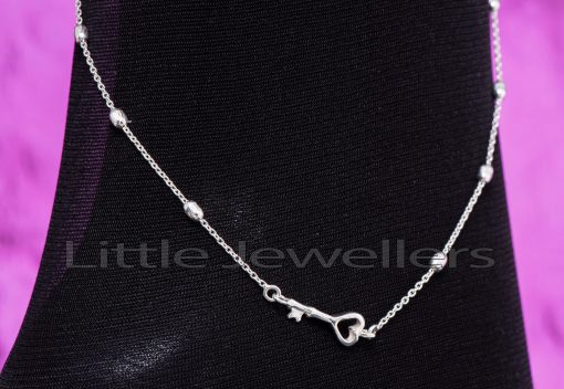 The delicate and adorable anklet is embellished with a small key charm and is lightweight and comfortable to wear.
