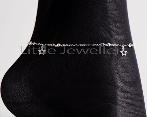 This adorable star anklet with rolo chain design has a brilliant polished finish for long-lasting shine and will add some glitz to your everyday look.