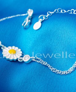 This stylish and lovely daisy flower bracelet is modern, elegant, and trendy, and will be a one-of-a-kind addition to your collection.