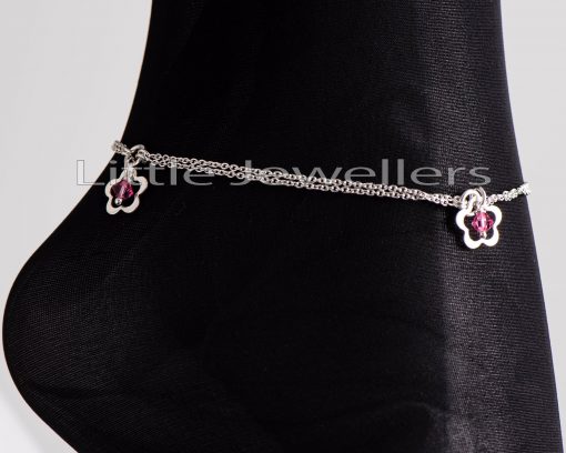 With this simple sterling silver anklet, you can add a cool twist to your look. This lovely anklet has a dangling pink flower design.