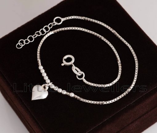 This sterling silver anklet can also be worn to formal occasions because it exudes charm and delicacy, resulting in numerous compliments.