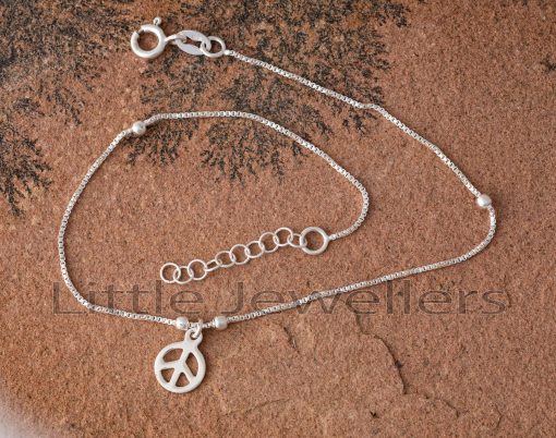 This delicate-looking link anklet will adorn your ankle. Made entirely of sterling silver