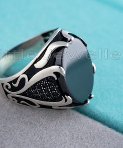 This ring adds a polished look to any outfit. It has a black stone and a unique side pattern.