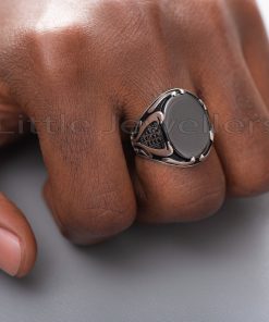 This ring adds a polished look to any outfit. It has a black stone and a unique side pattern.
