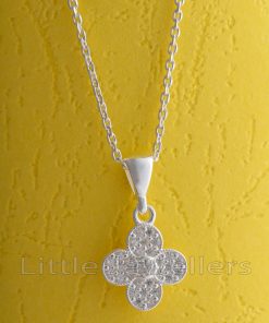 This lovely and simplistic flower pendant necklace is ideal for those who enjoy delicate and classic designs.