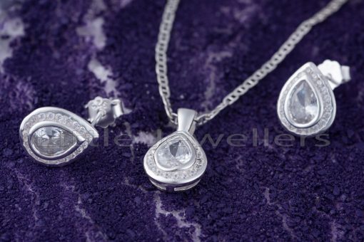 This pear-shaped necklace set is fashionable yet classic and is sure to draw attention.