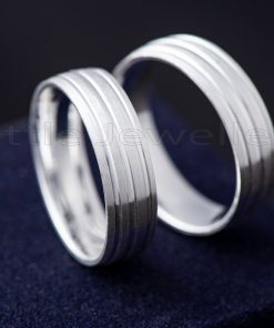 These lovely wedding rings are made of solid silver and have a smooth surface with nice lines, giving them a distinct appearance.