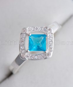The stunning blue color of this aquamarine stone is absolutely stunning, and it perfectly adorns the shape of this promise ring.