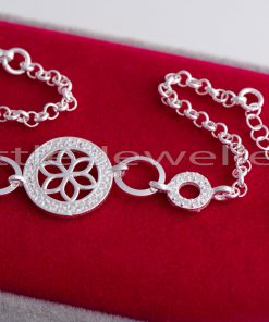 A wonderful Sterling silver flower bracelet with a lovely sparkling pattern on a delicate cable chain.