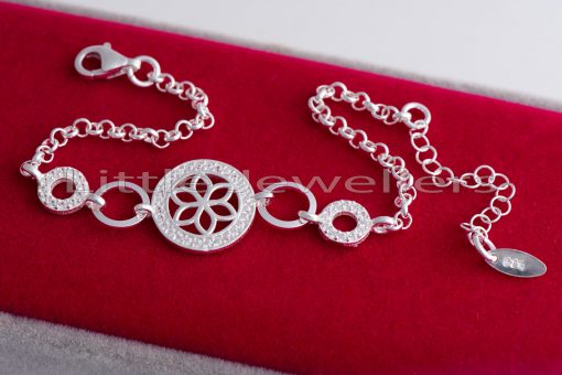 A wonderful Sterling silver flower bracelet with a lovely sparkling pattern on a delicate cable chain.