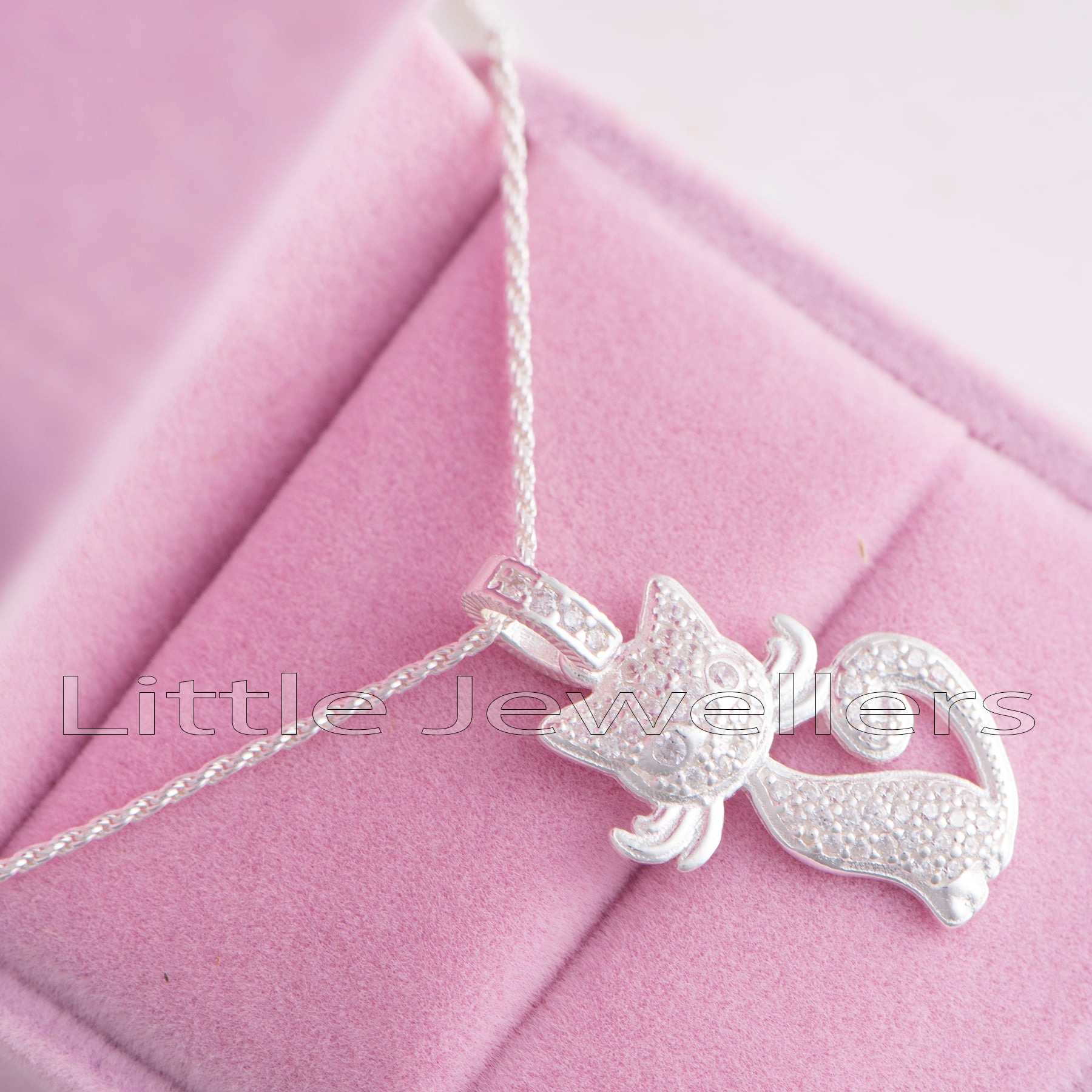 A lovely kitty pendant necklace that has been handcrafted with care. To appeal to all cat enthusiasts.