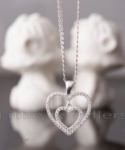 This delicate, romantic necklace is ideal for expressing the depth of your love to your special someone.