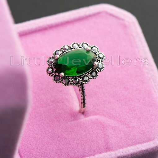 Do you want an accessory that can work with any outfit? Take a look at this silver green ring! It's a great way to add a little sparkle to any outfit.