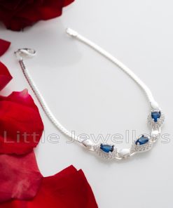 This gorgeous bracelet is a sight to behold! The stunning blue and silver combination is highlighted beautifully by the three pear-shaped stones that grace it. Experience the remarkable contrast and shine of this exquisite piece of jewelry.