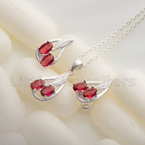 This silver necklace has a beautiful red design inspired by the wonders of nature. It's also hypoallergenic and comfortable to wear, making it ideal for everyday use.