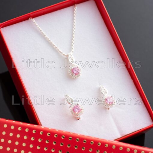 Stun her with this beautiful pink necklace set! Crafted from shining sterling silver and adorned with shimmering stones, it's a special gift that she'll cherish for years to come.