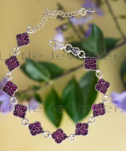 Accessorize in style with this fabulous sterling silver four leaf clover bracelet! Luxurious and perfect for any special occasion, it's the perfect way to take your look to the next level.