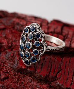 Brighten up your day with this gorgeous ring suitable for everyday wear. Its link design is accentuated with zirconia sapphire stones, making it a remarkable piece to add your jewelry collection.