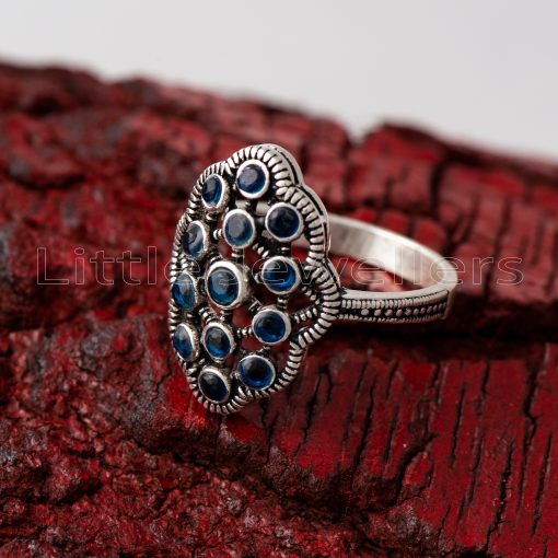 Brighten up your day with this gorgeous ring suitable for everyday wear. Its link design is accentuated with zirconia sapphire stones, making it a remarkable piece to add your jewelry collection.