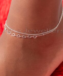 Complete your look with this beautiful silver ladies anklet featuring a double chain adorned with hearts for an elegant and glamorous touch!