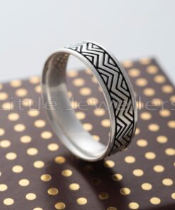 Experience elegance with this timeless unisex silver ring. Featuring a sleek black design, it comes in various sizes to fit any finger. Add a touch of luxury to your life.