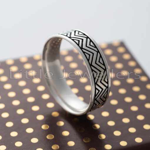 Experience elegance with this timeless unisex silver ring. Featuring a sleek black design, it comes in various sizes to fit any finger. Add a touch of luxury to your life.