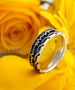 Add a special touch to your wedding day with this unique and stylish sterling silver men's wedding ring featuring a heart beat pattern. Personalize it with a special message for a lasting memory.