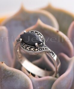 Make a bold statement with our Onyx black Sterling Silver Statement Ring! Featuring a captivating marquise-cut stone & sparkling marcasite gemstones, this vintage design is perfect for everyday wear.