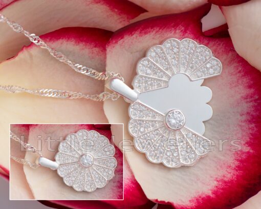A meaningful sterling silver necklace with a daisy pendant that can be engraved with a personalized message or date. A strong Singapore chain completes this perfect jewellery gift for women.