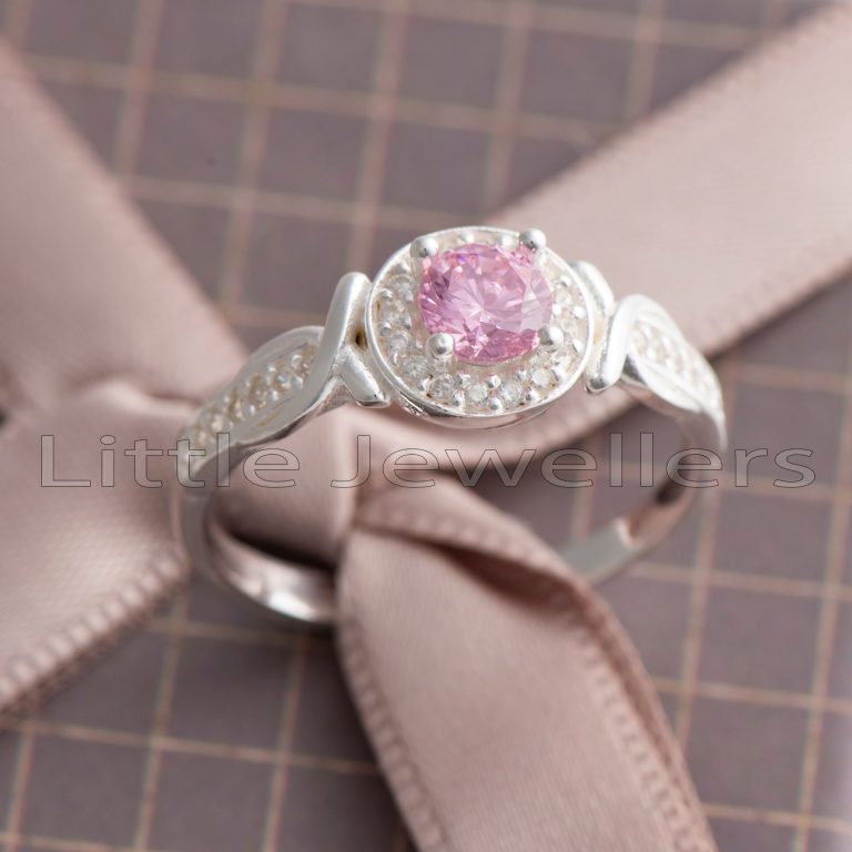 Express your love with this stunning pink halo engagement ring. She’ll be captivated by its shimmer and shine.