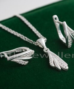 Looking for the perfect anniversary gift? Check out our lovely silver necklace set. With its nature-inspired design & sparkling stones, this gift is sure to bring a smile to her face for years to come