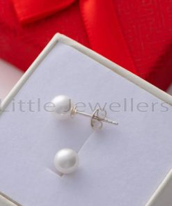 Elevate your style with our specially designed pearl earrings, perfect for sensitive ears. Discover understated luxury or share the gift of refined elegance with a loved one.