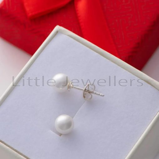 Elevate your style with our specially designed pearl earrings, perfect for sensitive ears. Discover understated luxury or share the gift of refined elegance with a loved one.