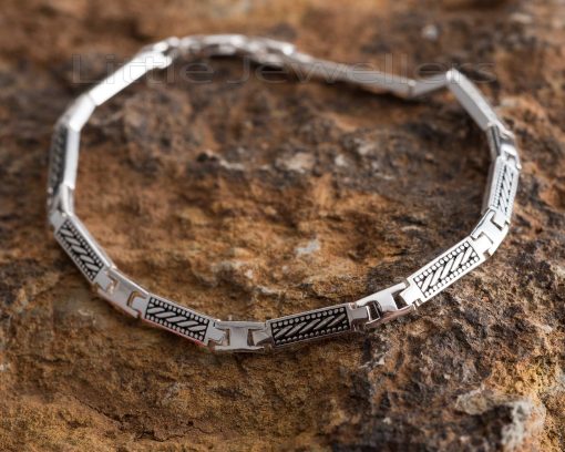 Get ready to make a statement with the sleek and stylish Gents Bracelet. Crafted from high-quality sterling silver with black patterns, this versatile jewellery for men is perfect for every day wear.