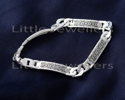 Accessorize your wrist with this bold silver male bracelet featuring a unique black pattern. This cuban link bracelet is big yet lightweight, perfect for everyday wear. Buy jewellery for men now!