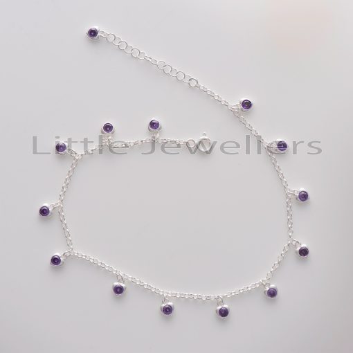 Add some sparkle and style to any outfit with this timeless and elegant silver anklet with purple heart-shaped charms. Durable and fashionable, this accessory is the perfect addition to any wardrobe.