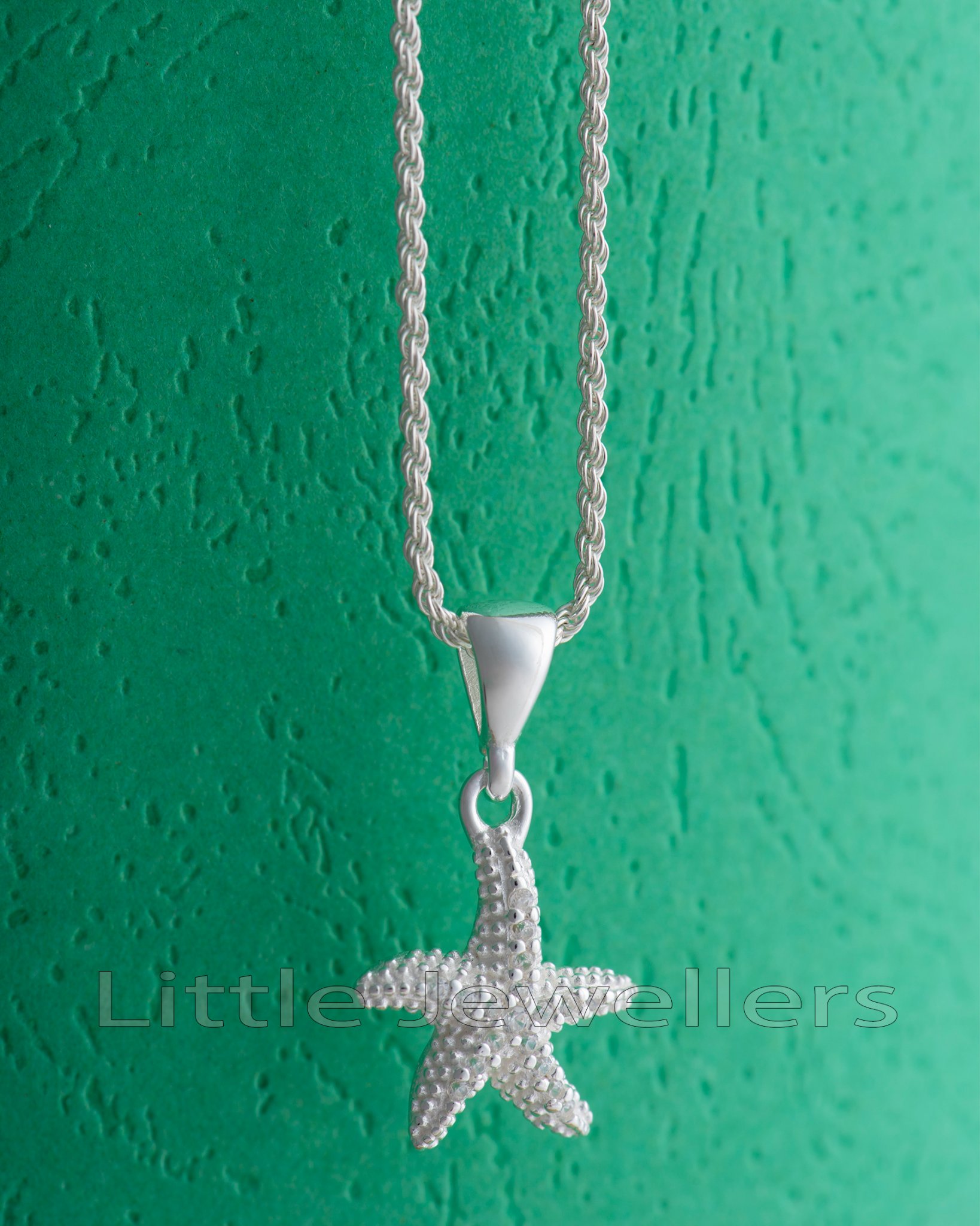 Get the perfect silver jewelry for your beach-loving friend with this stylish silver chain necklace with a starfish pendant.