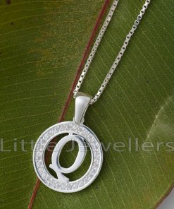 Level up your everyday style with our sleek solid silver letter Q pendant necklace